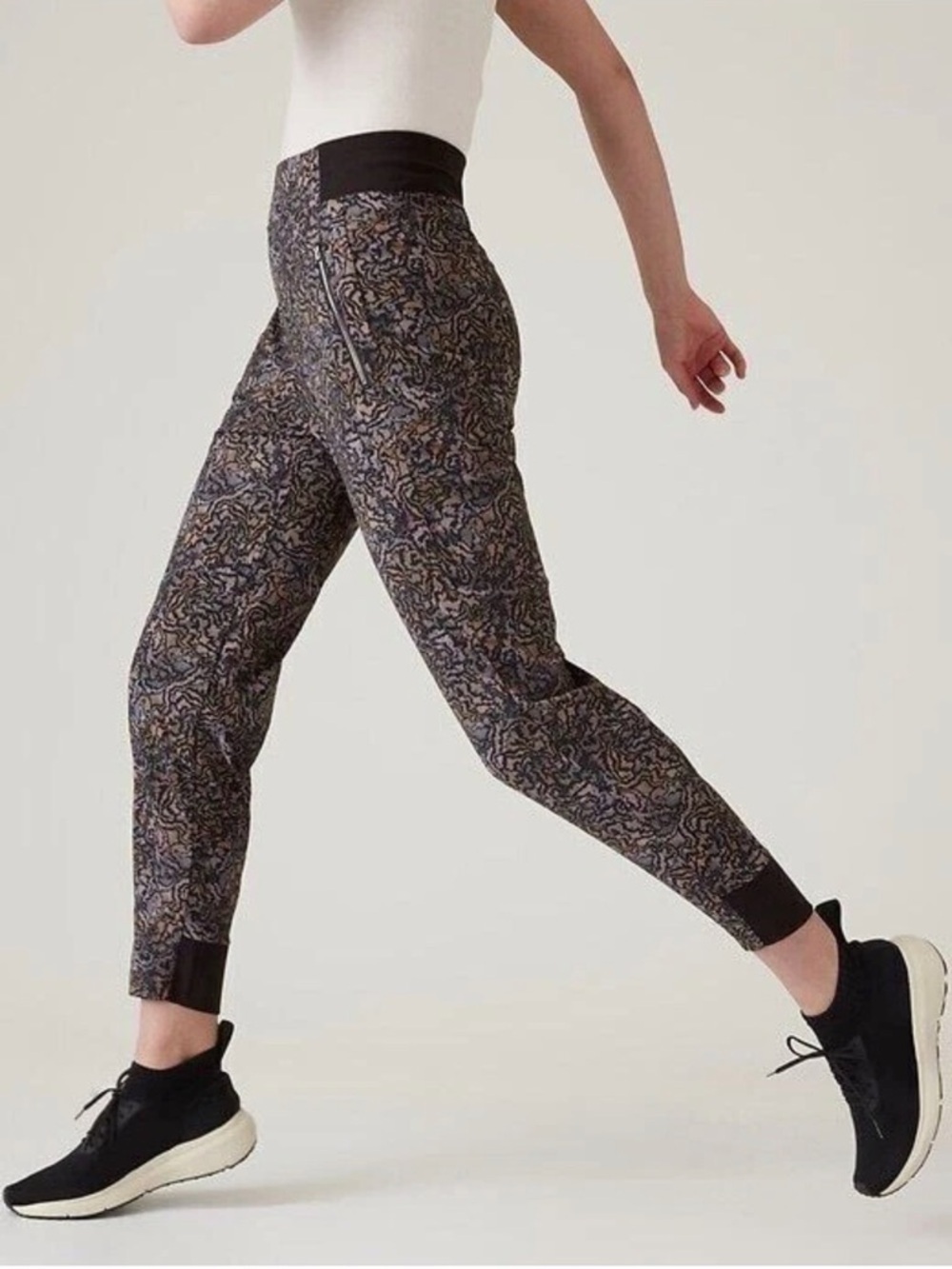 ATHLETA Trekkie North Joggers in Kinetic Abstract Black Sz 12